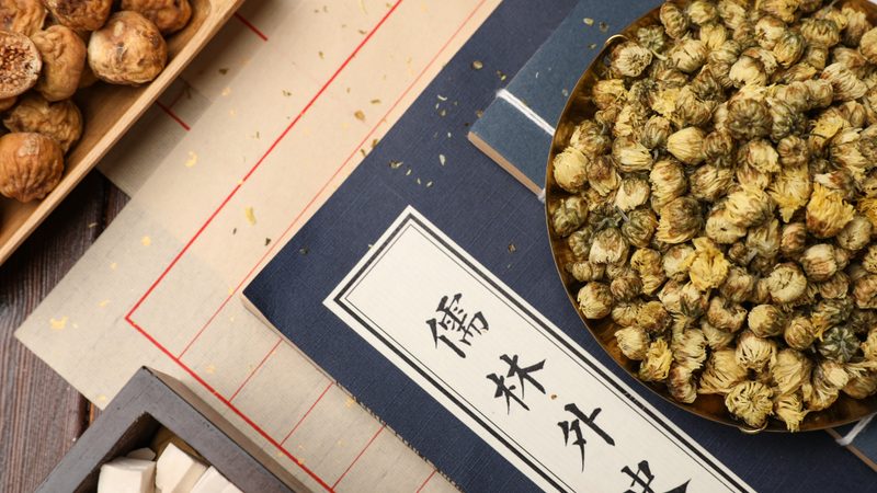 夏季三伏天，如何根据中医理论合理安排饮食养生？**